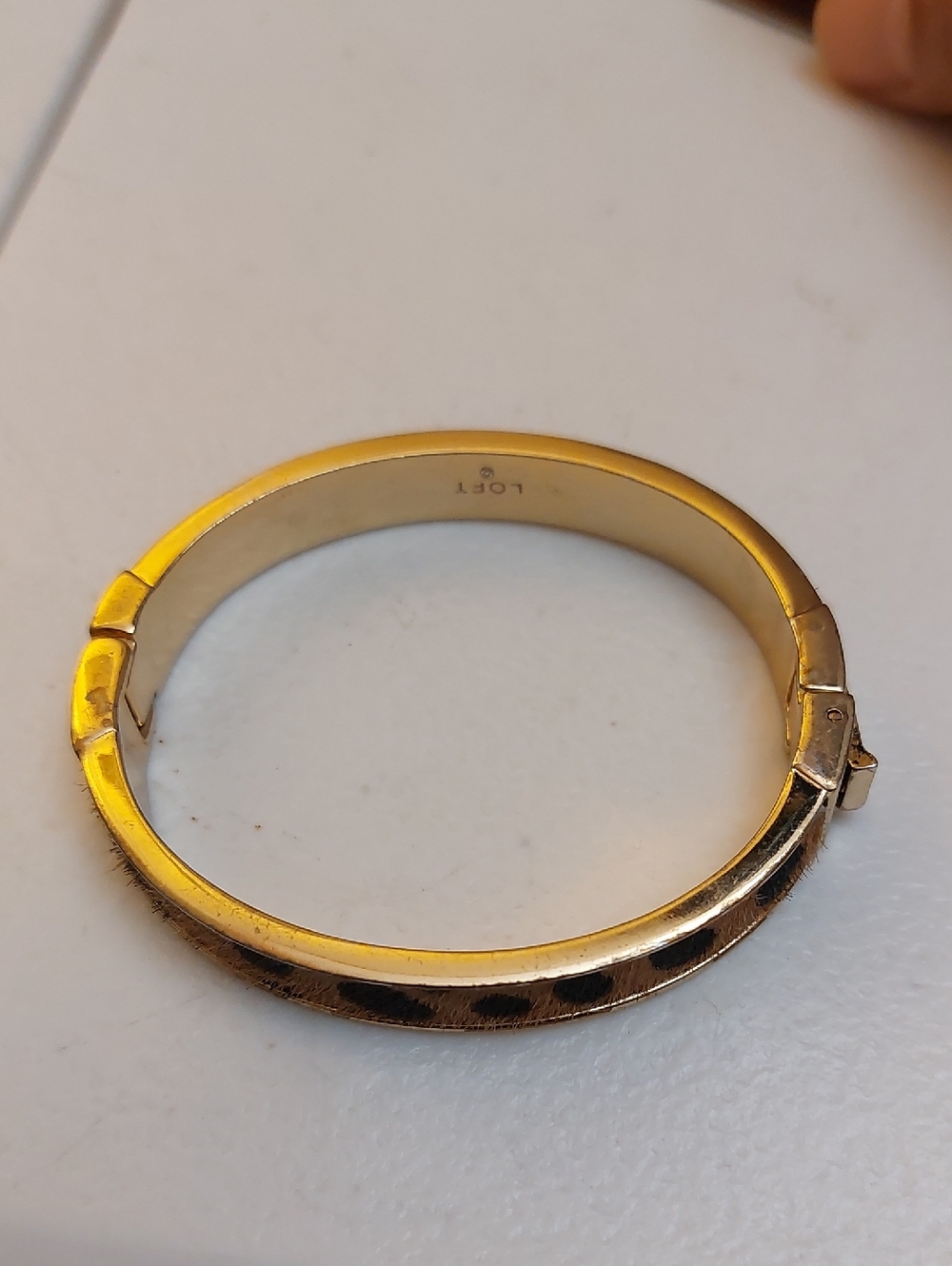 LOFT Cheetah Leopard Faux Fur Inlay Gold Tone Hinged Bangle Bracelet - Picture 4 of 7